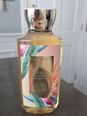 NWT Bath & Body Works Bahamas Passionfruit & Banana Flower Shower Gel